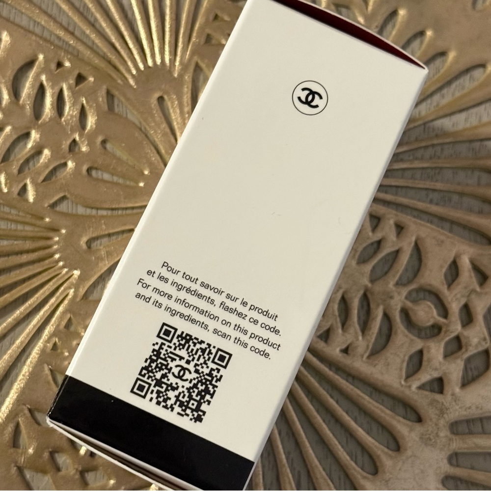 CHANEL N°1  Revitalizing Foundation - Picture 3 of 6
